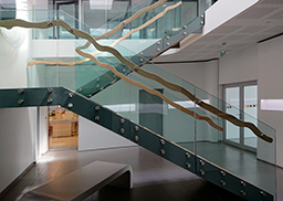 ESCALIER METAL AVEC MARCHES BOIS ET GARDE-CORPS EN VERRE